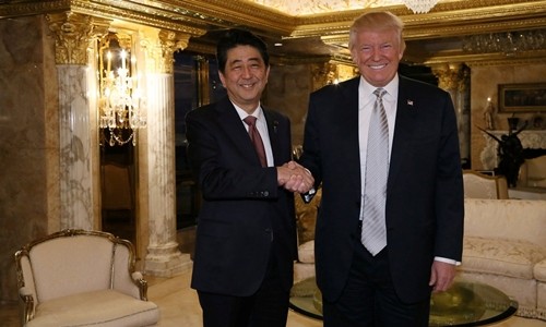 Con gái Trump ngồi họp cùng cha và thủ tướng Nhật Bản ảnh 1