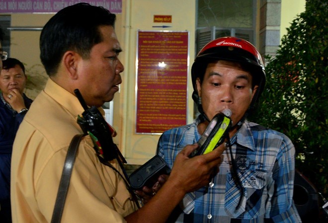 CSGT kiểm tra xe đi chơi khuya trong thời gian AFF Cup ảnh 2