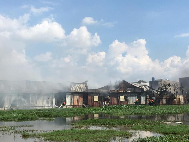 Cháy lớn ở xưởng sản xuất nón bảo hiểm ngoại ô Sài Gòn ảnh 1