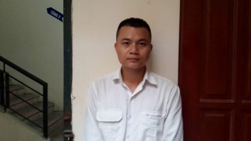 Taxi đóng cửa kính kẹp tay cảnh sát rồi kéo lê trên đường ảnh 1