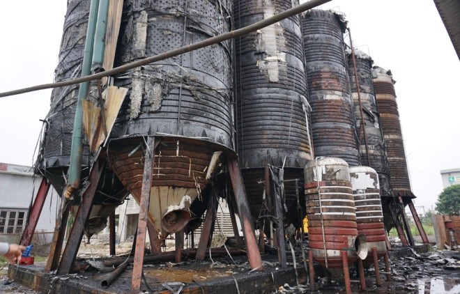 Lửa thiêu rụi 10 tháp sang chiết bia ảnh 1