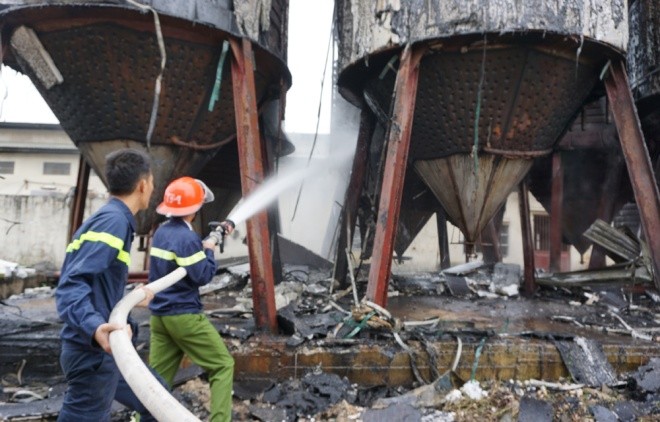 Lửa thiêu rụi 10 tháp sang chiết bia ảnh 2