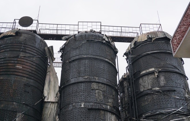 Lửa thiêu rụi 10 tháp sang chiết bia ảnh 3