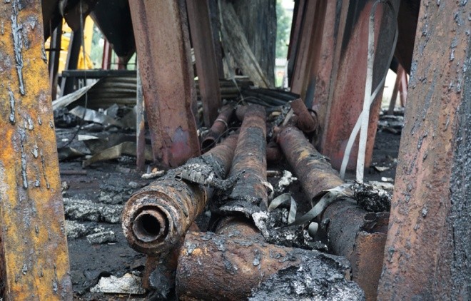 Lửa thiêu rụi 10 tháp sang chiết bia ảnh 5