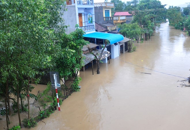 Hàng nghìn hộ dân Bình Định bị cô lập, ngập sâu trong lũ lớn ảnh 1