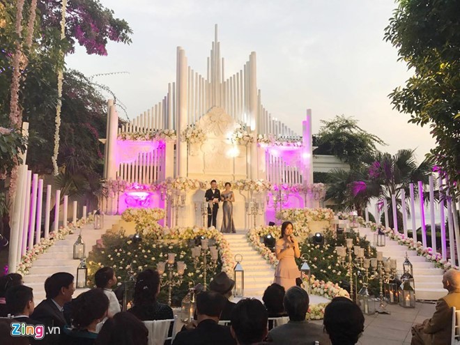  MC Mai Ngọc mặc váy đính 10.000 viên pha lê trong tiệc cưới ảnh 1