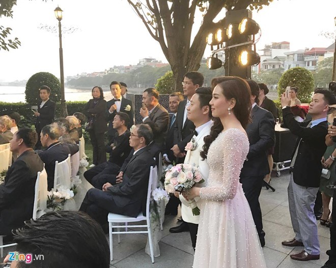  MC Mai Ngọc mặc váy đính 10.000 viên pha lê trong tiệc cưới ảnh 2