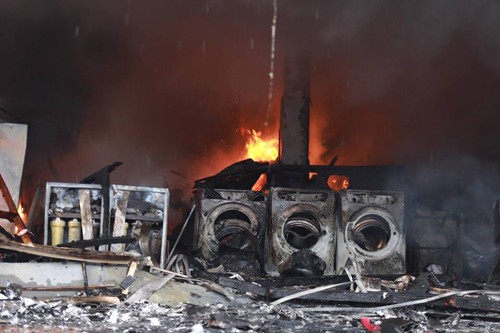 Siêu thị 6 tầng cháy rụi, lan sang nhiều quầy hàng trong chợ ảnh 1