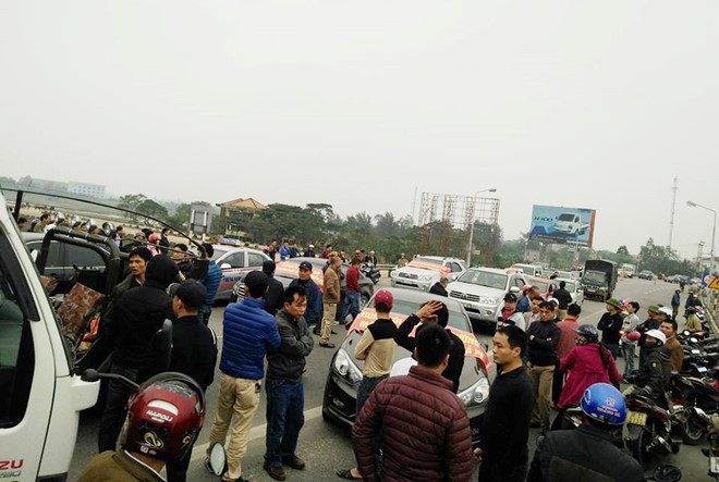 Dân đưa ôtô chặn cầu Bến Thủy 1 để phản đối thu phí cao ảnh 1