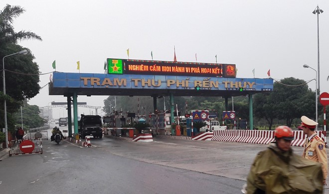 Dân đưa ôtô chặn cầu Bến Thủy 1 để phản đối thu phí cao ảnh 2