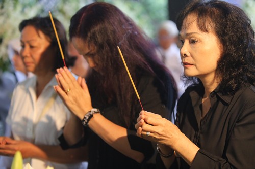 Gia đình, đồng nghiệp tiễn biệt nghệ sĩ Quang Lý trong giai điệu 'Thuyền và biển' ảnh 8