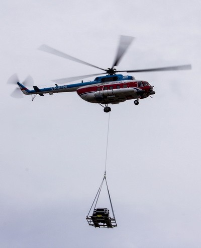 Trực thăng cẩu ôtô bay trên bầu trời Vũng Tàu ảnh 1