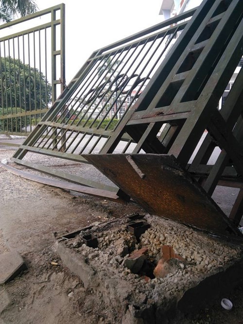 Vé 'chợ đen' tăng vọt, người mua đạp đổ cổng VFF ảnh 2