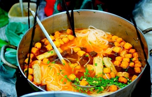 Tô canh bún 10.000 đồng hút khách ở Sài Gòn ảnh 1