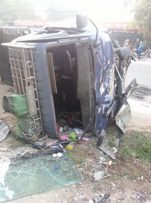 Xe tải gãy đôi sau cú tông làm 6 người bị thương ảnh 1