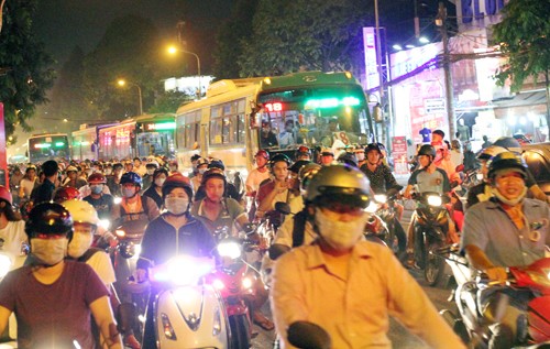 Hơn 40 xe bị thiêu rụi trong vụ cháy cây xăng ở Sài Gòn ảnh 10