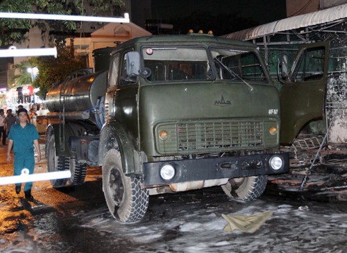 Hơn 40 xe bị thiêu rụi trong vụ cháy cây xăng ở Sài Gòn ảnh 1