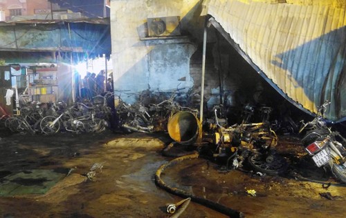 Hơn 40 xe bị thiêu rụi trong vụ cháy cây xăng ở Sài Gòn ảnh 2