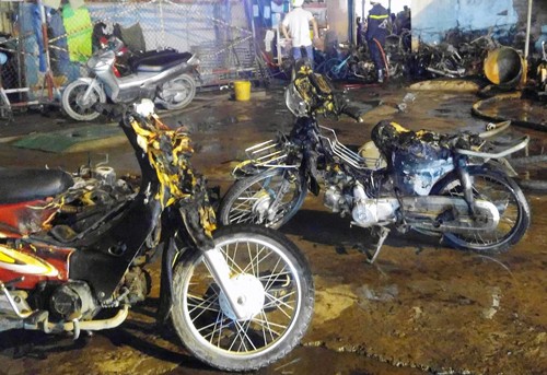 Hơn 40 xe bị thiêu rụi trong vụ cháy cây xăng ở Sài Gòn ảnh 3