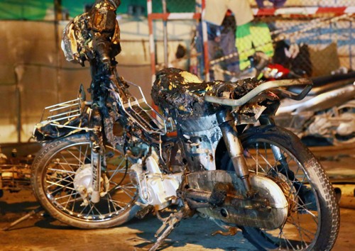 Hơn 40 xe bị thiêu rụi trong vụ cháy cây xăng ở Sài Gòn ảnh 4