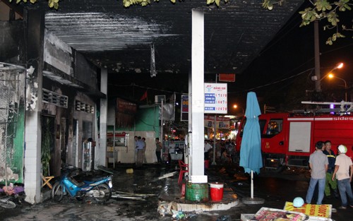 Hơn 40 xe bị thiêu rụi trong vụ cháy cây xăng ở Sài Gòn ảnh 7