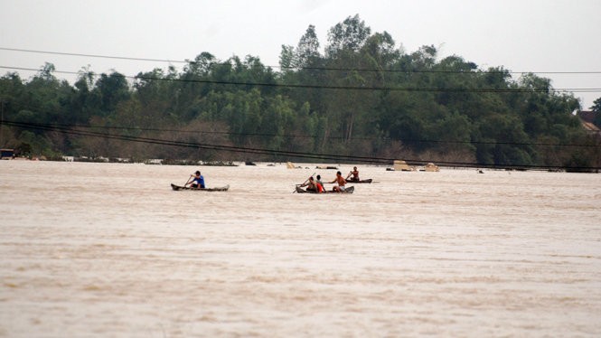 Cứu sống 2 người bị lũ cuốn ảnh 1
