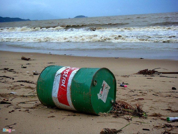 Bãi biển đẹp nhất thế giới xác xơ sau lũ ảnh 6