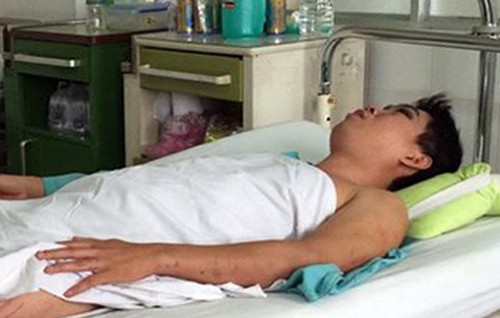  Người cha 2 giờ lấy thân che cho con khi 10 căn nhà đổ sập ảnh 1