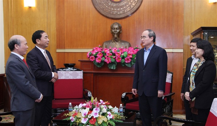 Chủ tịch Nguyễn Thiện Nhân tiếp nhận ủng hộ đồng bào lũ lụt ảnh 1