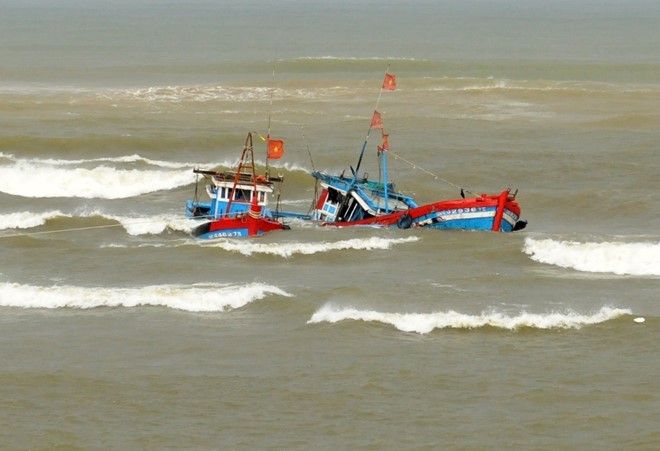 Bộ đội Trường Sa cứu 10 ngư dân Lý Sơn gặp nạn trên biển ảnh 1