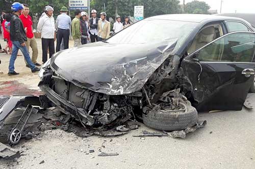 Xe camry bị đâm nát sau tai nạn liên hoàn ảnh 1