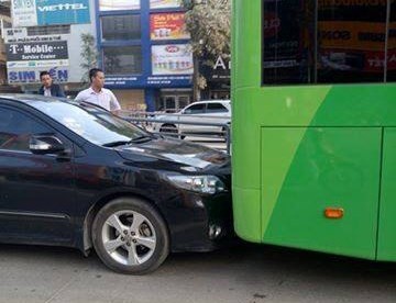Xe biển xanh lấn làn, húc đuôi buýt nhanh BRT ảnh 1