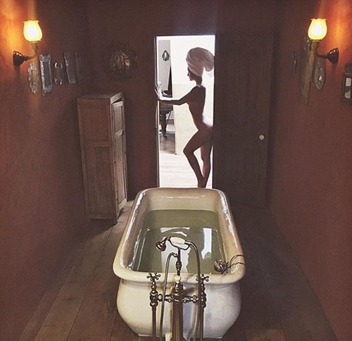 Cô gái đi khắp thế giới để chụp ảnh khỏa thân trong 18 năm ảnh 1