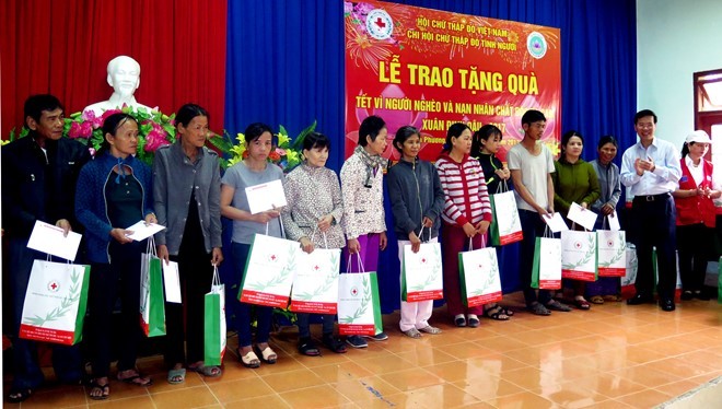Trưởng ban Tuyên giáo Trung ương tặng quà Tết người nghèo ảnh 1