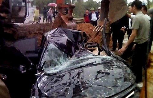 Xe container đè ôtô 5 chỗ bẹp dúm, một người chết ảnh 1