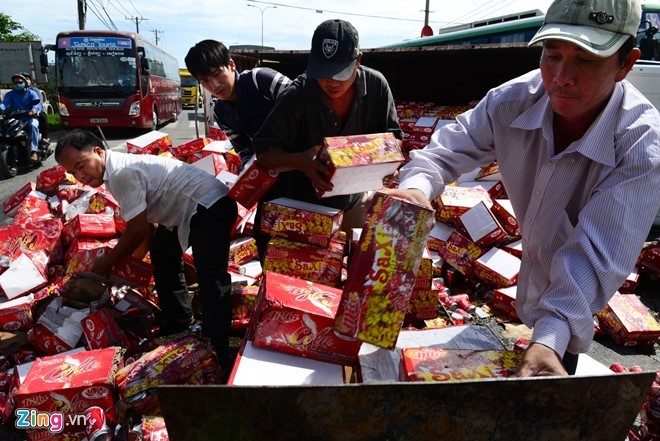 Cảnh sát bê nước ngọt giúp tài xế bị lật xe ảnh 1