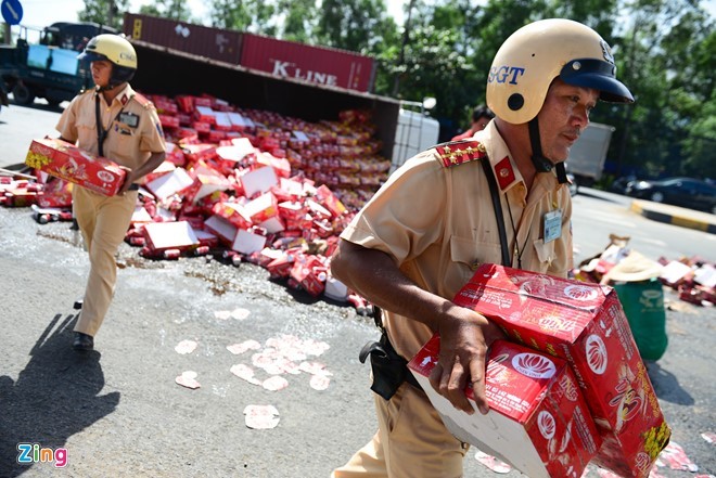 Cảnh sát bê nước ngọt giúp tài xế bị lật xe ảnh 4