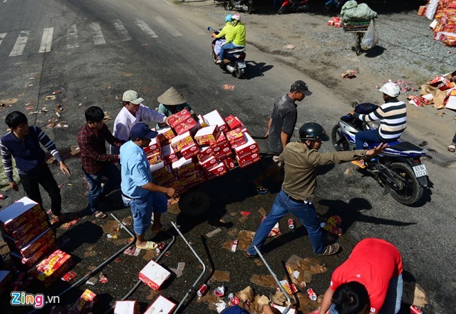 Cảnh sát bê nước ngọt giúp tài xế bị lật xe ảnh 6