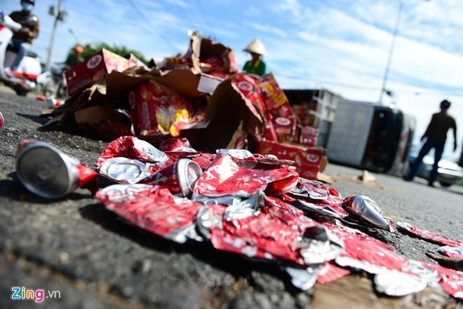 Cảnh sát bê nước ngọt giúp tài xế bị lật xe ảnh 7
