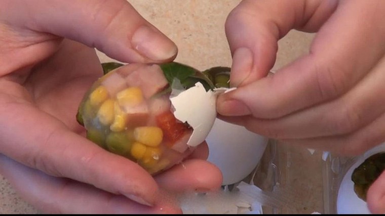 Cách làm món thịt đông trong vỏ trứng gà cực bắt mắt đón tết ảnh 16