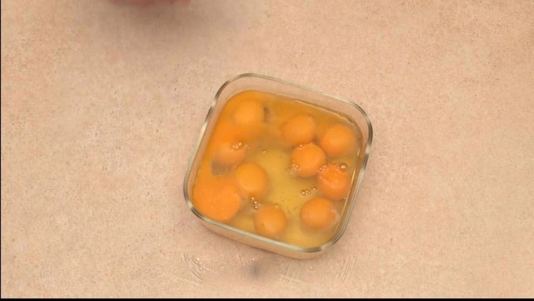 Cách làm món thịt đông trong vỏ trứng gà cực bắt mắt đón tết ảnh 2