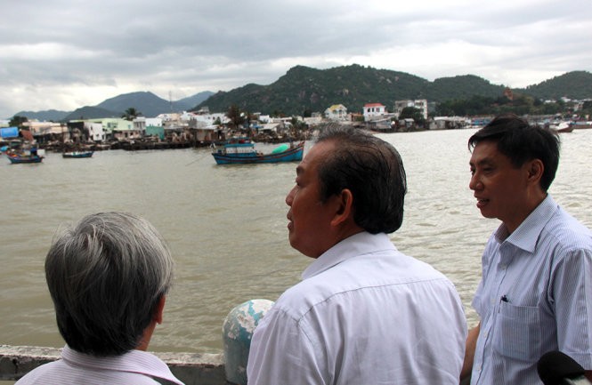 Phó thủ tướng Trương Hòa Bình thăm người dân bị cháy nhà ảnh 1