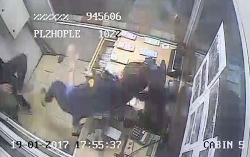 Nhân viên trạm thu phí bị tài xế đạp ngã trong cabin ảnh 1