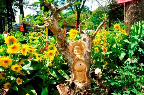 Đường phố Sài Gòn ngập hoa, nhộn nhịp không khí Tết ảnh 2