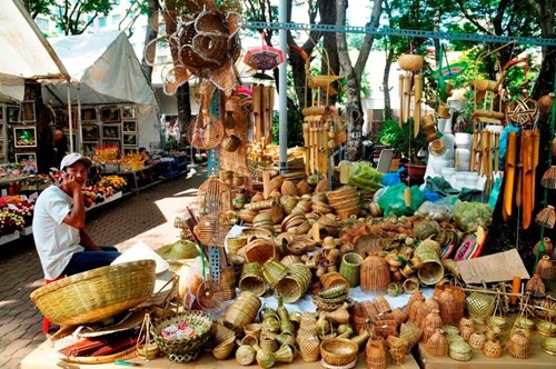 Đường phố Sài Gòn ngập hoa, nhộn nhịp không khí Tết ảnh 1