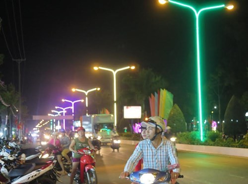 Dưa hấu khắc chữ thư pháp bán ngập đường phố Cà Mau ảnh 3