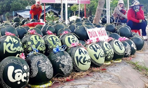 Dưa hấu khắc chữ thư pháp bán ngập đường phố Cà Mau ảnh 5