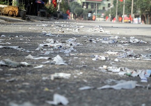 Xác pháo đầy quốc lộ ở Hà Tĩnh ảnh 1