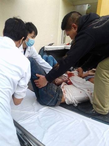 Xe chở 29 người đi lễ chùa đâm vách núi, 2 người chết ảnh 1