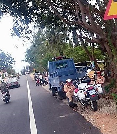 Người dân dựng biển cảnh báo 'Công an bắn tốc độ' ảnh 1